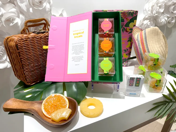 sugarfina聯名KASAMA蘭姆酒【夏日饗宴】禮盒，外盒採側掀磁吸蓋，仿烈酒盒設計︒黃若綾攝