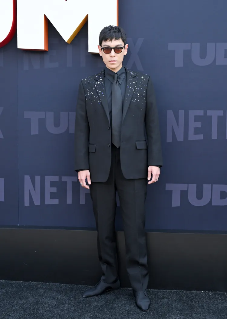 T.O.P身著McQueen 2025春夏系列中定價約14萬4000元台幣的黑色羊毛巴拉西厄單襟訂製西裝。品牌提供