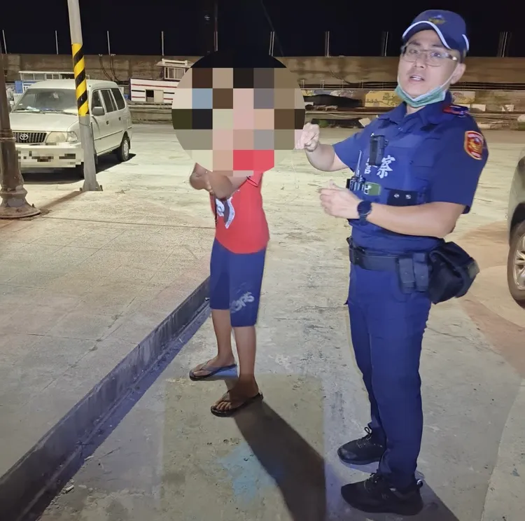 警方在枋寮漁港情人橋上尋獲朱姓學童。翻攝畫面