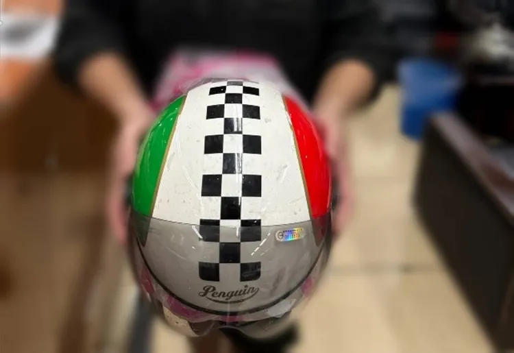 被偷走的安全帽要價上千元，外觀為義大利國旗三色彩繪。翻攝畫面