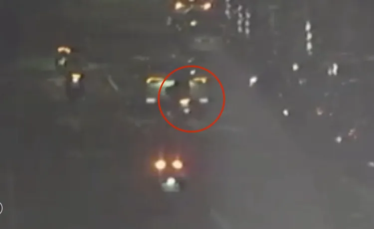 機車反應不及當場追尾撞上停在路中的計程車後慘摔。翻攝畫面