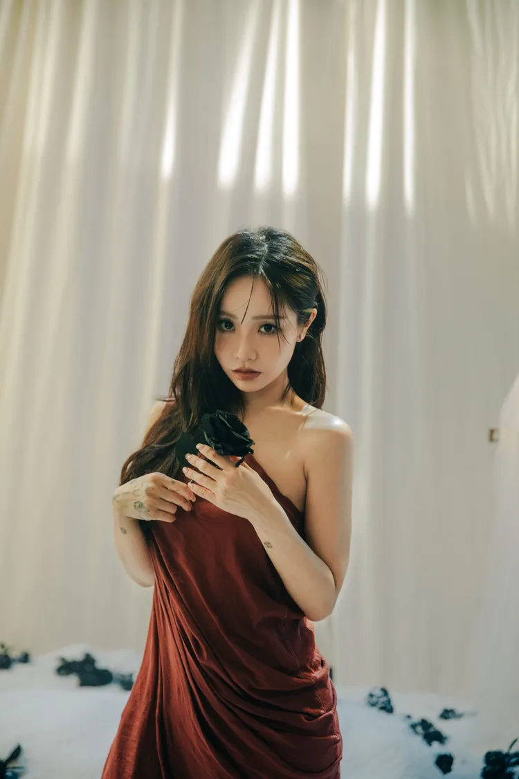 《侵愛的》MV以「布偶少女」作為主角意象，象徵在感情中被撕裂、被操控的無聲主體，也是愛中失衡關係的隱喻。陶山音樂提供