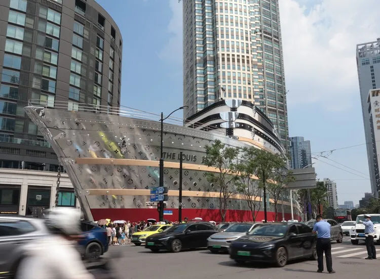 法國品牌路易威登（Louis Vuitton）在上海南京西路商圈打造一艘長114.5公尺、高30公尺巨型輪船—路易號，許多民眾、遊客前往爭睹、打卡，警察於周邊維護交通秩序。 中央社
