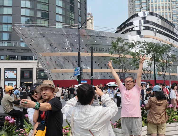 法國路易威登（Louis Vuitton）在上海南京西路商圈打造一艘長114.5公尺、高30公尺巨型輪船—路易號，許多民眾前往取景拍照。 中央社