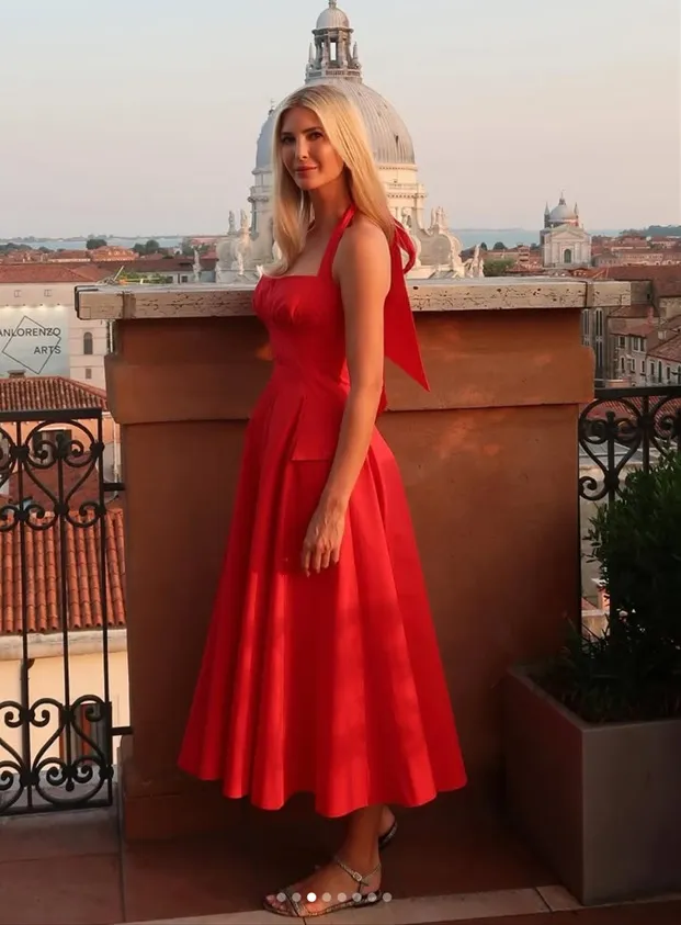 伊凡卡身穿價值3萬多元台幣的紅洋裝，現身水都威尼斯。翻攝自伊凡卡 IG