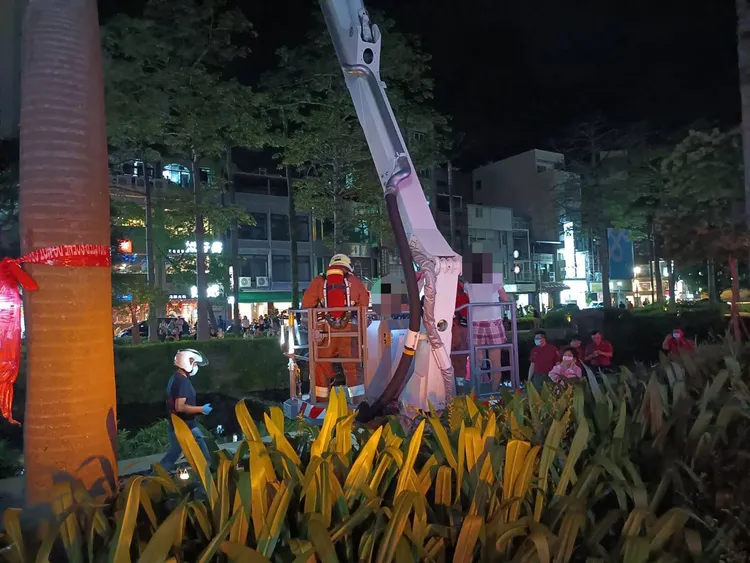 警消救出受困民眾。新竹市消防局提供