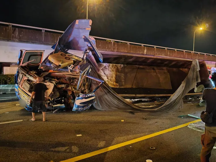 載運熱瀝青的聯結車翻覆在國道1號南下車道，並波即北上車道4輛車子，聯結車司機救出送醫後不治身亡。警方提供