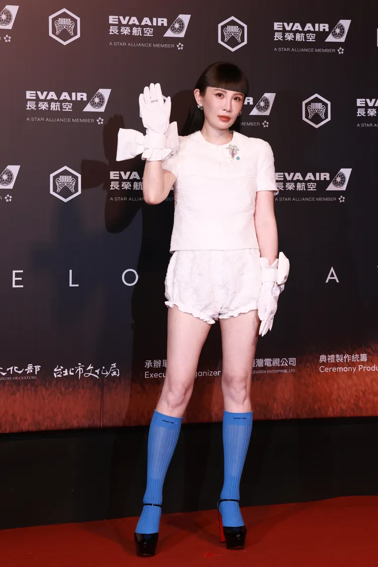 魏如萱以超像內褲的泡泡短褲搭上藍色運動襪，造型相當大膽。攝影中心攝