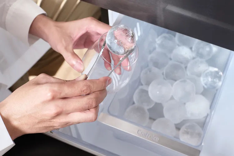 LG敲敲看門中門冰球冰箱搭載專利冰球製冰器。LG提供