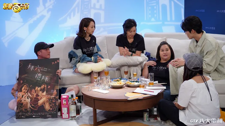 鍾欣凌（右三）聊到和林俊逸的激情床戲。八大提供