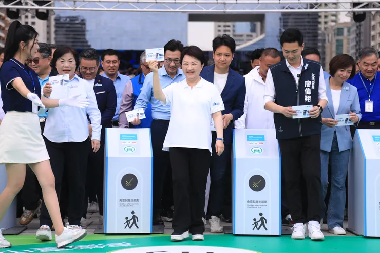 開工典禮現場安排多項活動，包含舉行悠遊卡啟動及祈福儀式，象徵捷運藍線正式啟動。市府提供