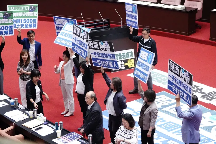 國軍待遇調整早就自4月1日起實施，內容提升志願役勤務加給，以及戰鬥部隊加給，作戰部隊的基層官士兵，每月領取的加給最高將多增加1萬2000元。記者莊宗達攝