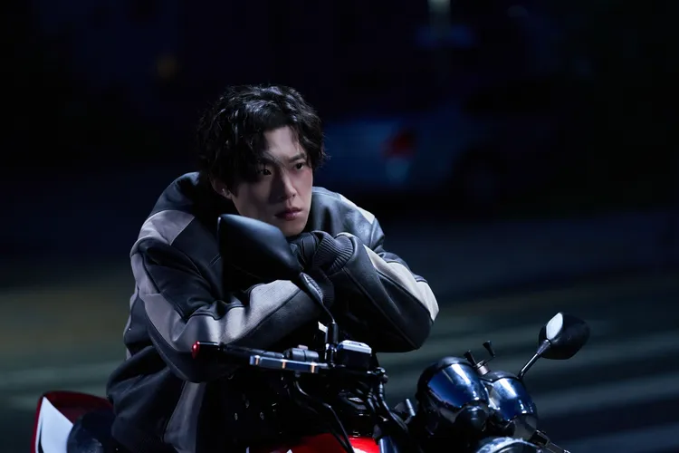 金聖喆飾演神祕殺手，追捕李慧英。鴻聯國際提供