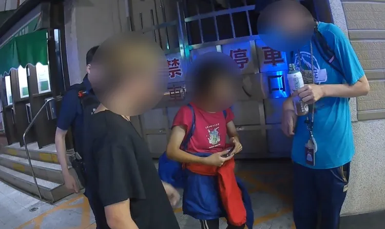 徐女呆坐ATM前，幸好警方尋獲。翻攝畫面