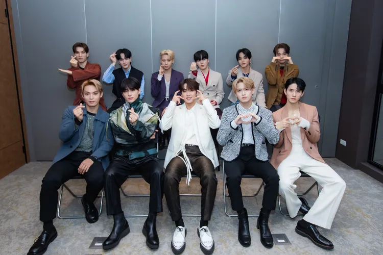 JO1曾於2023年來台開唱，成員為與那城獎（前排左起）、川西拓實、河野純喜、白岩瑠姬、佐藤景瑚、金城碧海（後排左起）、豆原一成、川尻蓮、木全翔也、大平祥生、鶴房汐恩。資料照片