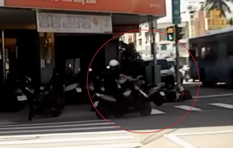 立德所所長許逸維巡簽遇到被壓在機車下的鍾婦，趕緊上前協助。翻攝畫面