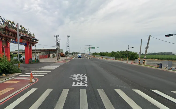 當地居民指出，這個路口之前就常有車禍，拓寬後直行車速度更快，相當危險。取自google map