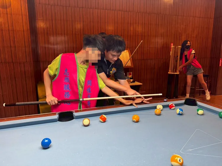 少年隊警官們陪伴學員練習撞球。翻攝畫面