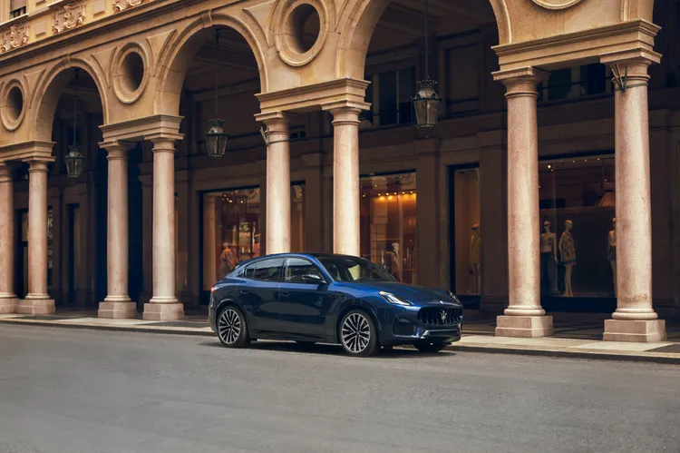 本次Grecale標準車色增至11款，新增粉霧藍（Blu Pastello）與亮光黃（Giallo Genio Gloss）等配色，另還提供高達13款三層／四層車漆與4款消光烤漆。原廠照片