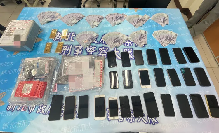 控房內查獲大批sim卡、手機與超過千萬現金。翻攝畫面