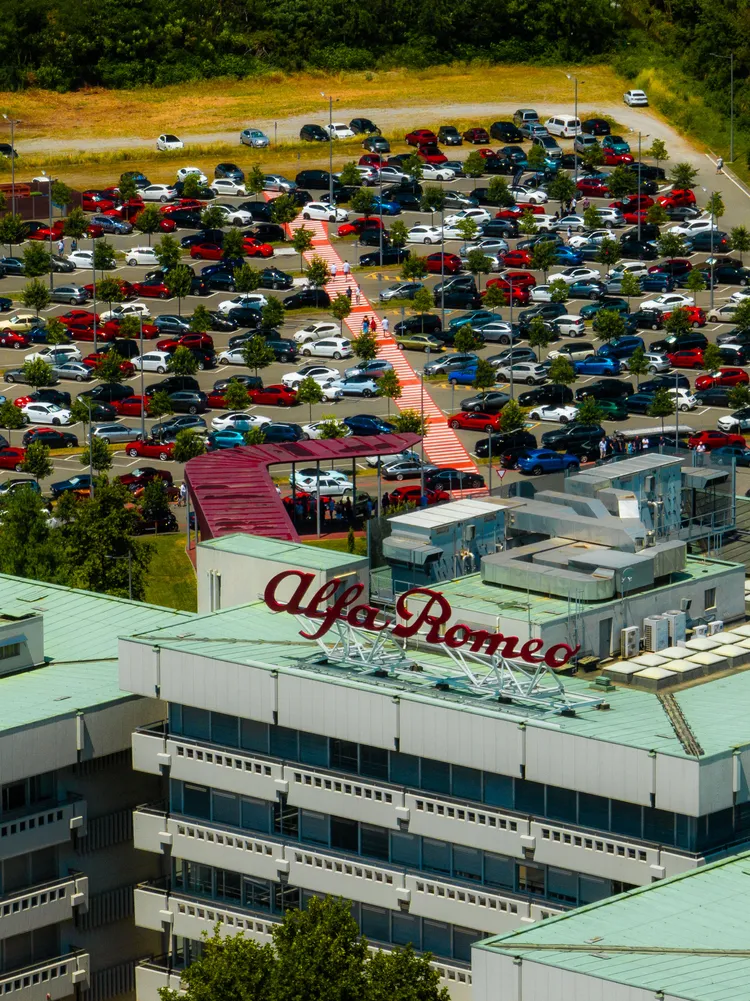 活動現場集結多達350輛歷代Alfa Romeo車款齊聚一堂。業者提供