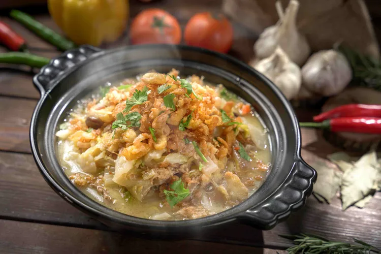 宜蘭傳統佳餚「蘭陽西魯肉」選用白菜、木耳與豬皮燉煮，湯頭清鮮濃郁，滋味樸實溫潤，是道充滿人情味的在地料理。君品Collection提供