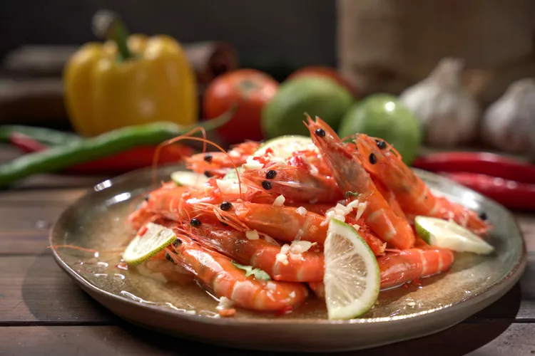 「泰式檸檬蝦」淋上主廚特製的醬料，酸辣爽口，帶來濃厚南洋風情。君品Collection提供