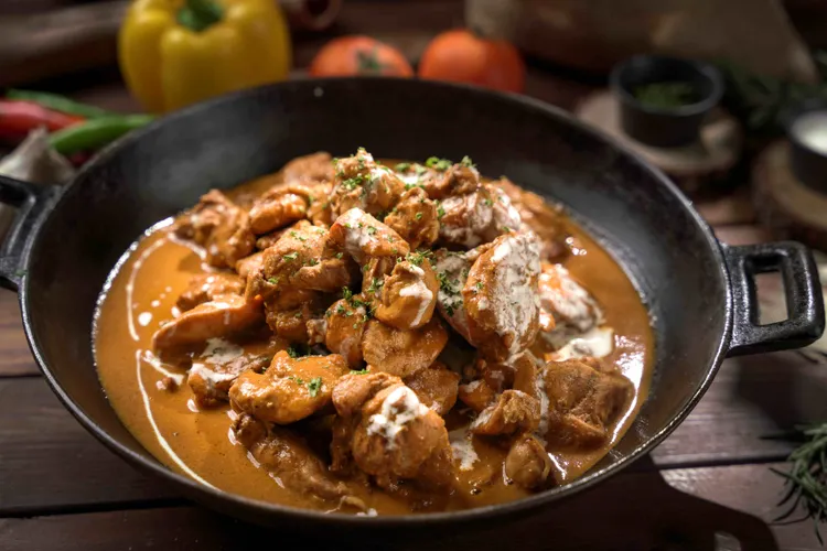 「印度奶油咖哩雞」使用多種香料醃製嫩雞，奶香與香料交融出濃郁的層次感，是最道地的印度美味。君品Collection提供