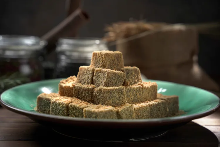 「花生黑糖蕨餅」一口咬下便能品嘗到黑糖與花生的醇厚風味在舌尖緩緩綻放。君品Collection提供