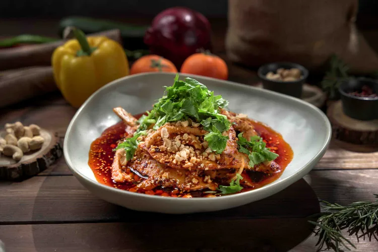 「川味松阪豬沙拉」 辣中帶香，完美展現川味料理的魅力。君品Collection提供