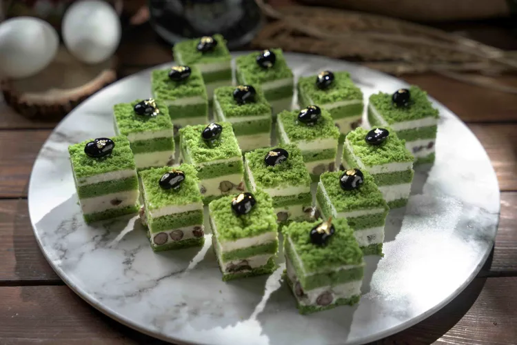 「抹茶紅豆蛋糕」使用濃郁的抹茶蛋糕與綿密紅豆餡層層堆疊，口感細緻且甜而不膩。君品Collection提供