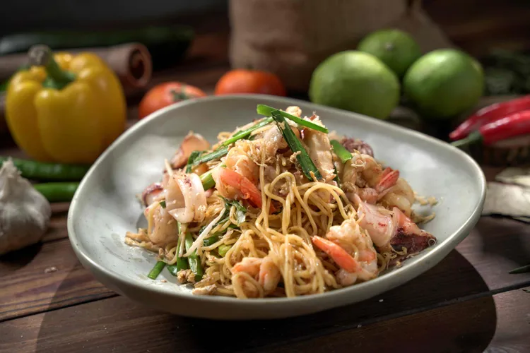 東南亞街頭小吃「馬來海鮮炒麵」用料實在，品嘗起來鹹香夠味、香氣十足。君品Collection提供