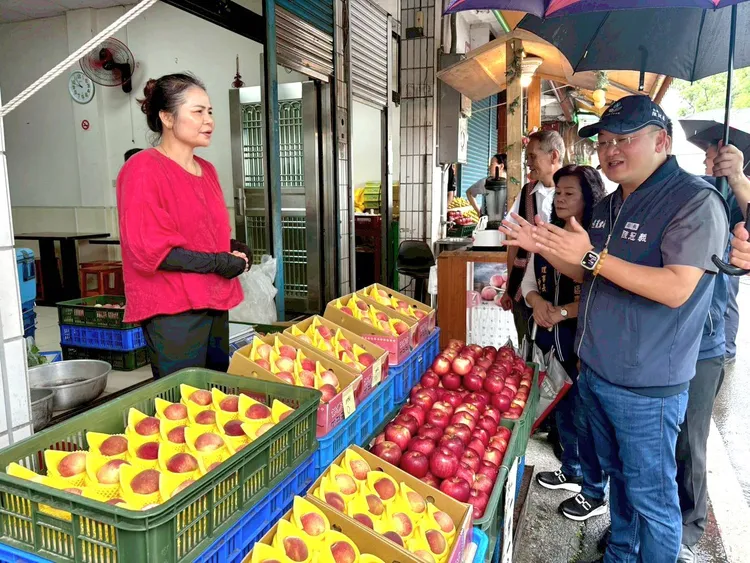 農業局長陳冠義向攤商宣導。農業局提供