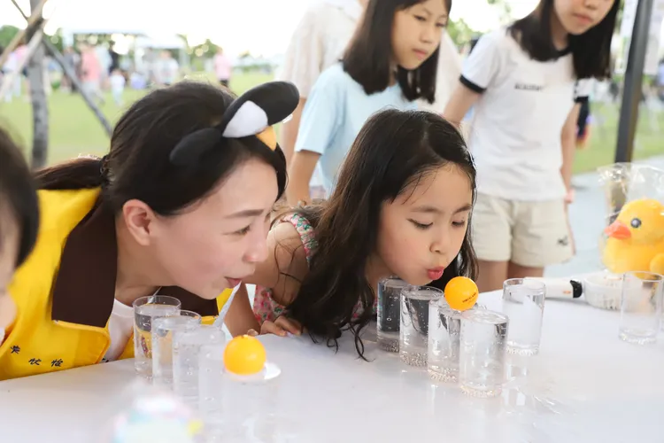 頒獎典禮結合人氣美食餐車、遊戲互動，場面歡樂。(財團法人永瑞慈善事業基金會提供)