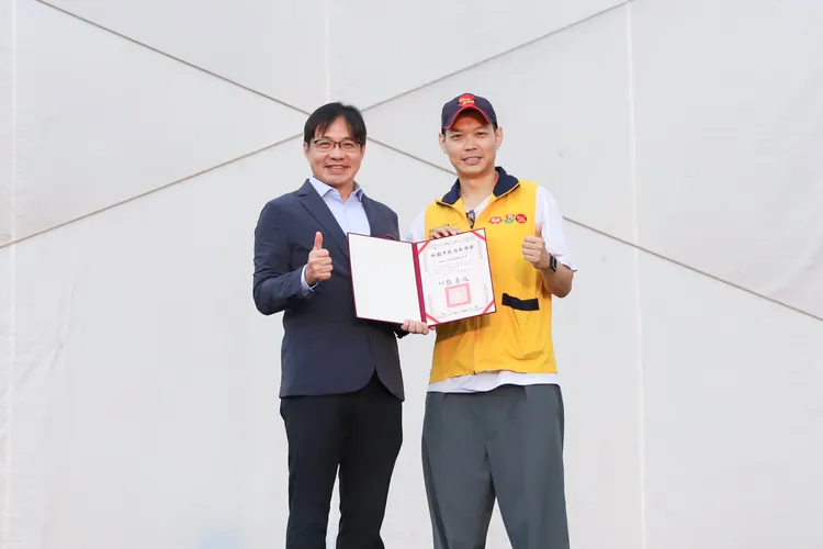 桃園市政府秘書長溫代欣(左)頒發感謝狀予昇恆昌免稅商店總經理江建廷(右)，感謝永瑞慈善事業基金會獎學金頒發獎學金給桃園市優良學子。財團法人永瑞慈善事業基金會提供