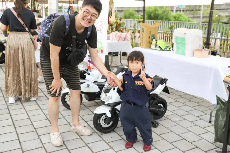 桃園市政府警察局中壢分局在現場設攤，提供小朋友換上警察制服體驗一日波麗士。財團法人永瑞慈善事業基金會提供