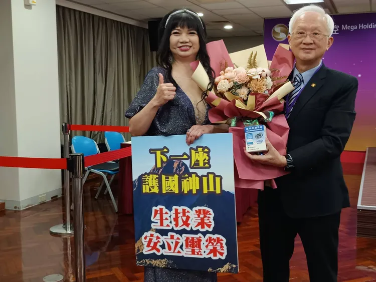 兆豐金控（2886）今召開股東常會，資深股東「小何麗玲」黃雪芬(圖左)獻花給兆豐金控董事長董瑞斌(圖右)，稱讚兆豐金控是「金融護國神山」。許麗珍攝。