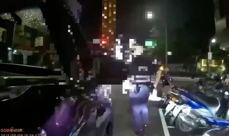 吳員站在車前險遭撞。警方提供