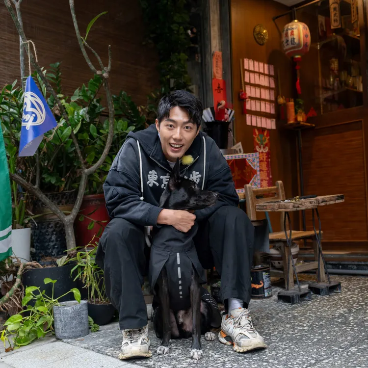 黑狗Amo桑驚喜登場，見證蔡凡熙人生低谷的陪伴力量。三立提供