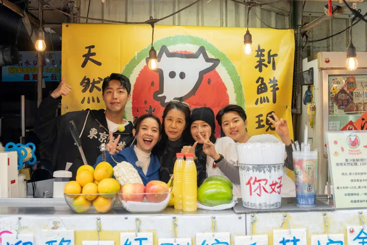 蔡凡熙（左一起）跟曾寶儀說，每年過年回台南，依舊會回到家裡的果汁攤幫忙。三立提供
