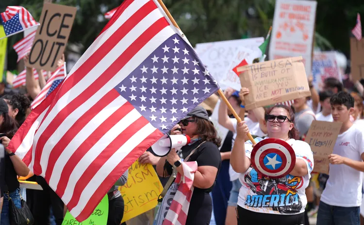部分民眾將美國國旗倒掛。美聯社