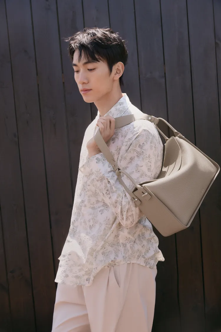 Maxi Demi擁有寬敞收納空間，相當適合通勤搭配。品牌提供