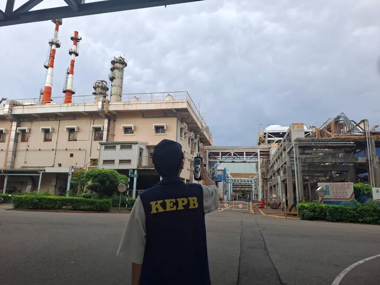 環保局派員到大林廠稽查。翻攝畫面