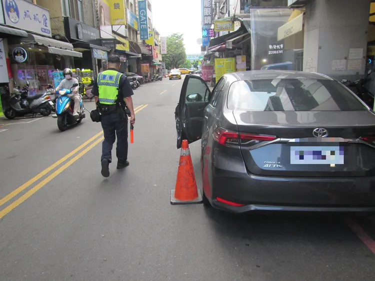李女剛打開車門就被BMW撞上車門。民眾提供