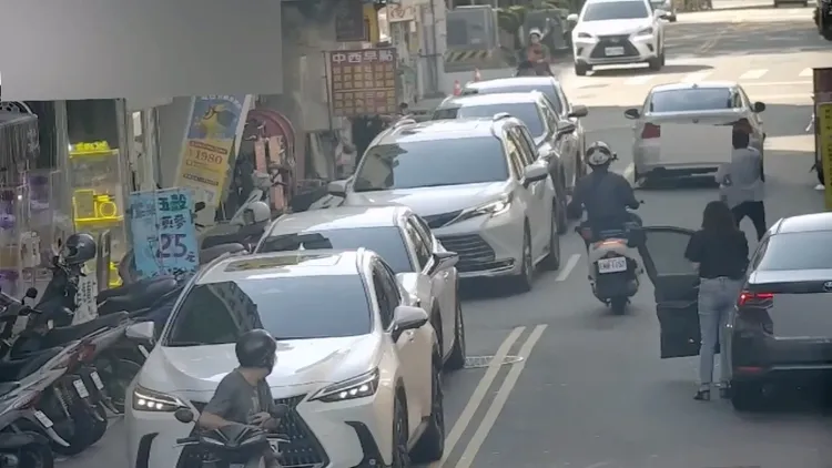 李姓女駕駛車門被撞壞，眼睜睜看著肇事的BMW轎車離去。民眾提供