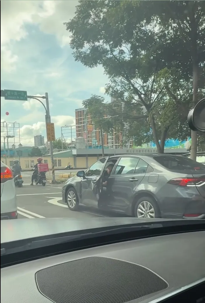 李女事後直接開著車門受損的車子到維修廠，被網友拍下PO網。翻攝Threads