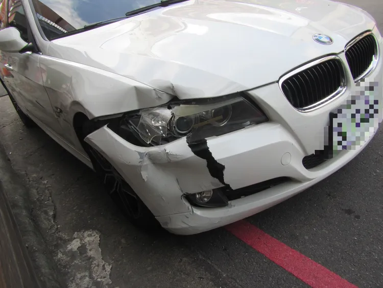 肇事BMW轎車右側車頭受損，駕駛林男酒測值超標。民眾提供