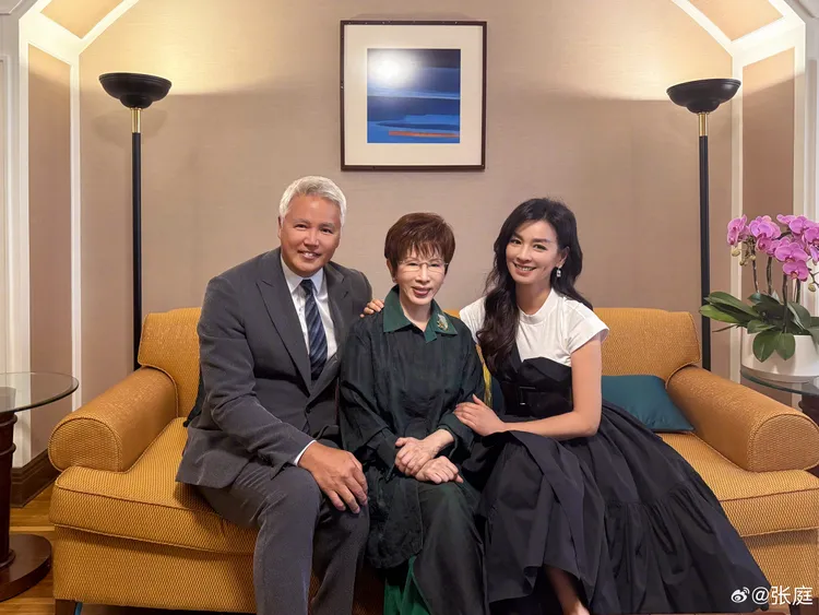 張庭（右）和林瑞陽（左）日前與國民黨前主席洪秀柱相見歡。翻攝張庭微博