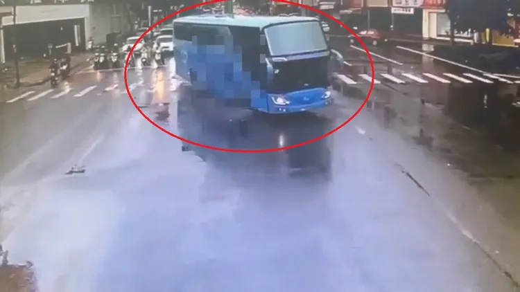 大客車經過路口時漏油，雖經路人提醒停在路邊報警，仍造成1名騎士打滑摔傷。民眾提供