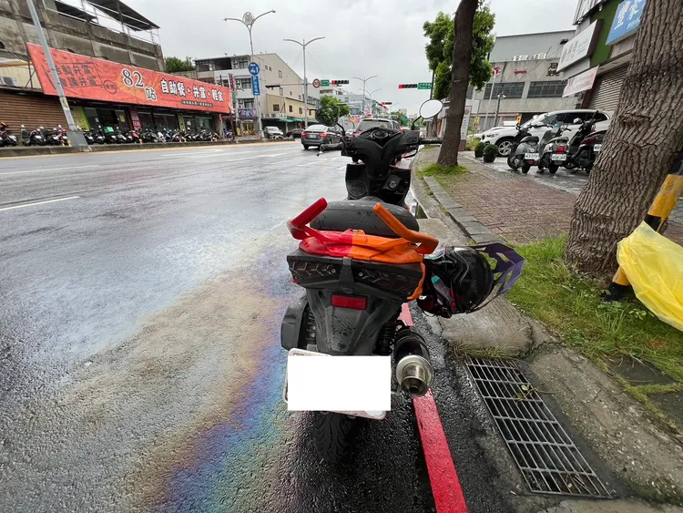受傷葉姓騎士的機車。民眾提供